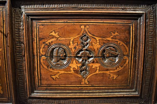 Noble chest in carved and inlaid walnut.